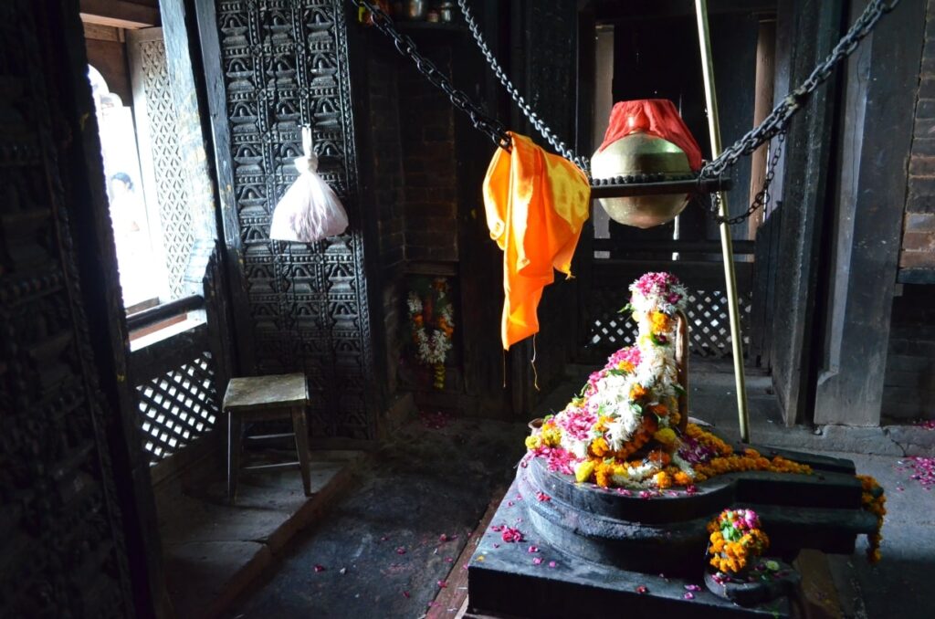 shiva linga Nepali Temple Varanasi min