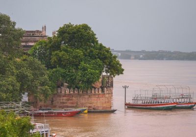 Evening Dashashwamedh Ghat Aarti Private Boat Tour