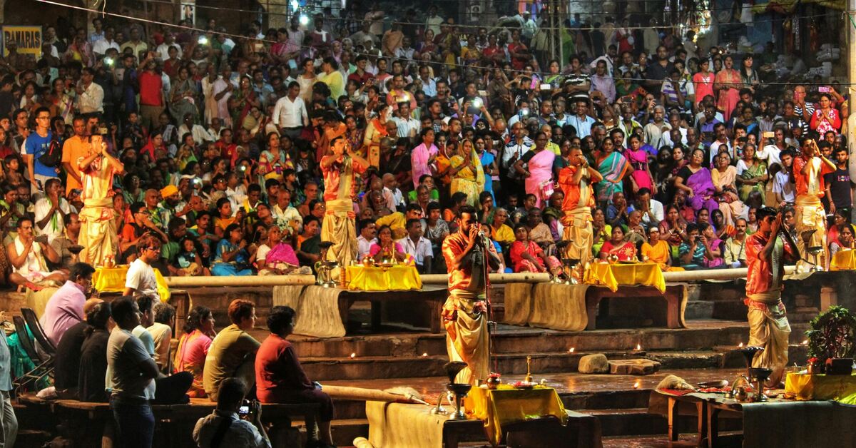 How Elders Manage Temple Darshan in Varanasi Without Standing Long