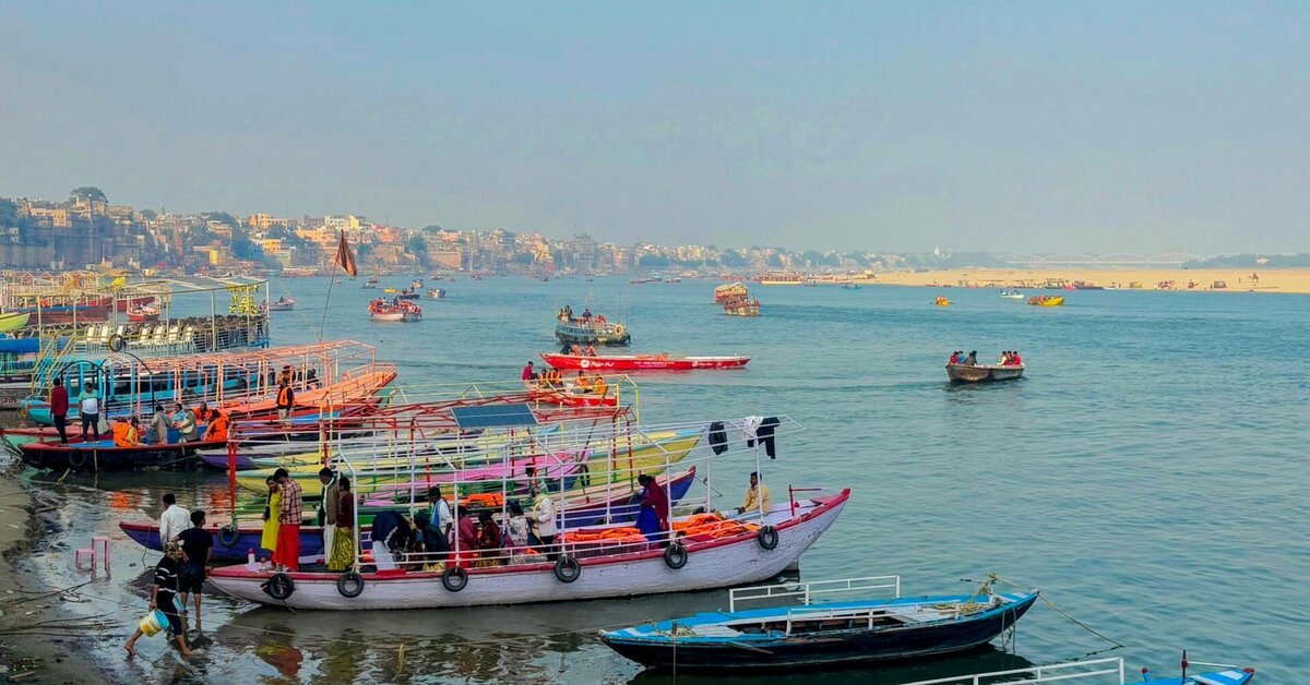How Families Handle Crowds Near Kashi Vishwanath Temple