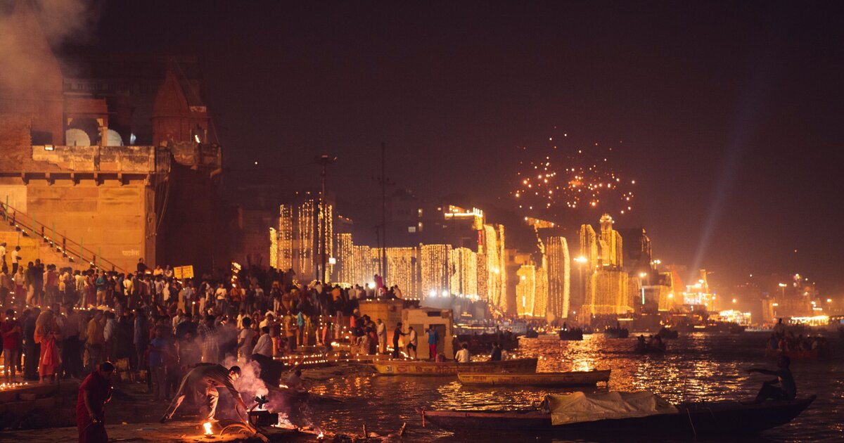 Book a Maharaja Bajra Boat for Dev Deepawali